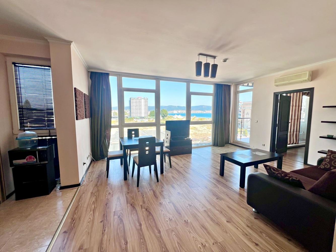 Zweizimmerwohnung mit Panoramablick auf das Meer in erster Meereslinie – geräumige Wohnung in Sonnenstrand