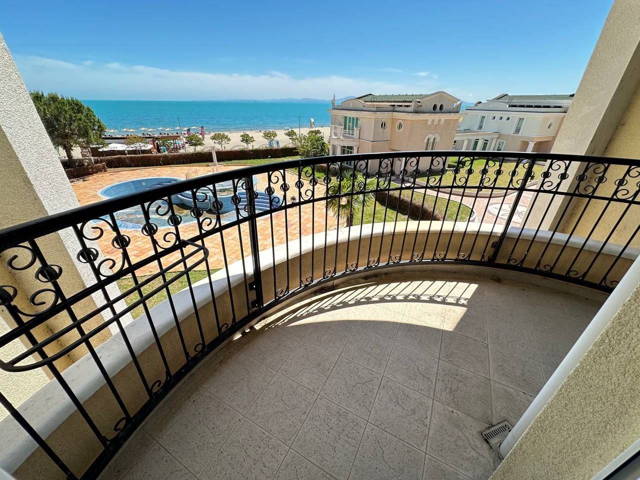 Geräumige Wohnung mit Meerblick in erster Meereslinie in Pomorie – Ferienimmobilie mit dem Gefühl eines luxuriösen Resorts