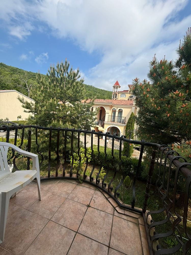 Helle Zweizimmerwohnung mit großer Terrasse und Blick ins Grüne in Elenite