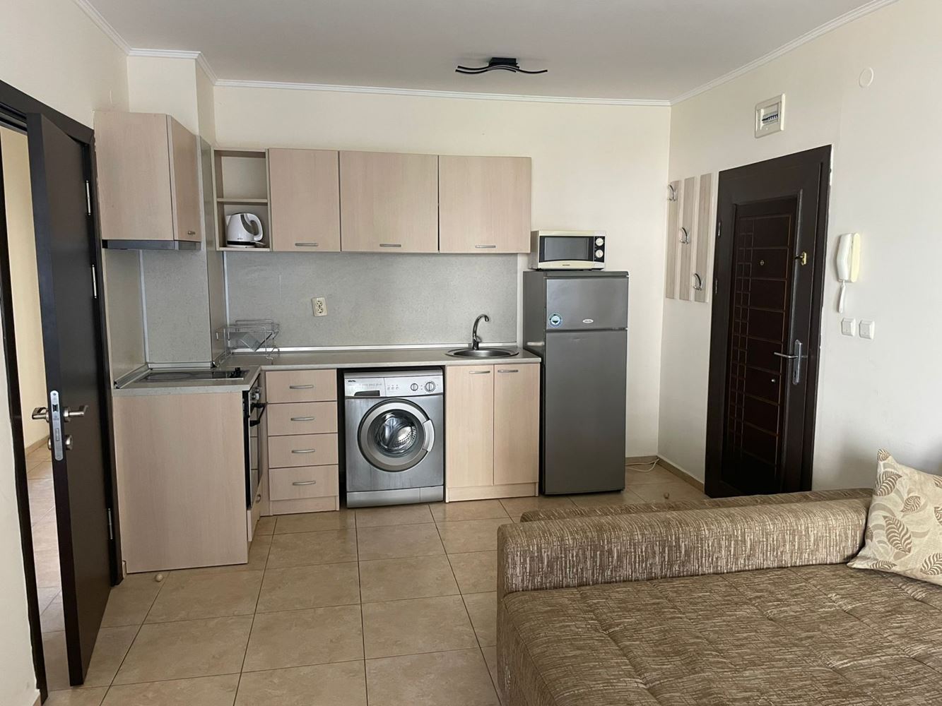Stilvolle 3-Zimmer-Wohnung im Erdgeschoss mit Poolblick – nur 300 Meter vom Meer in Nessebar entfernt
