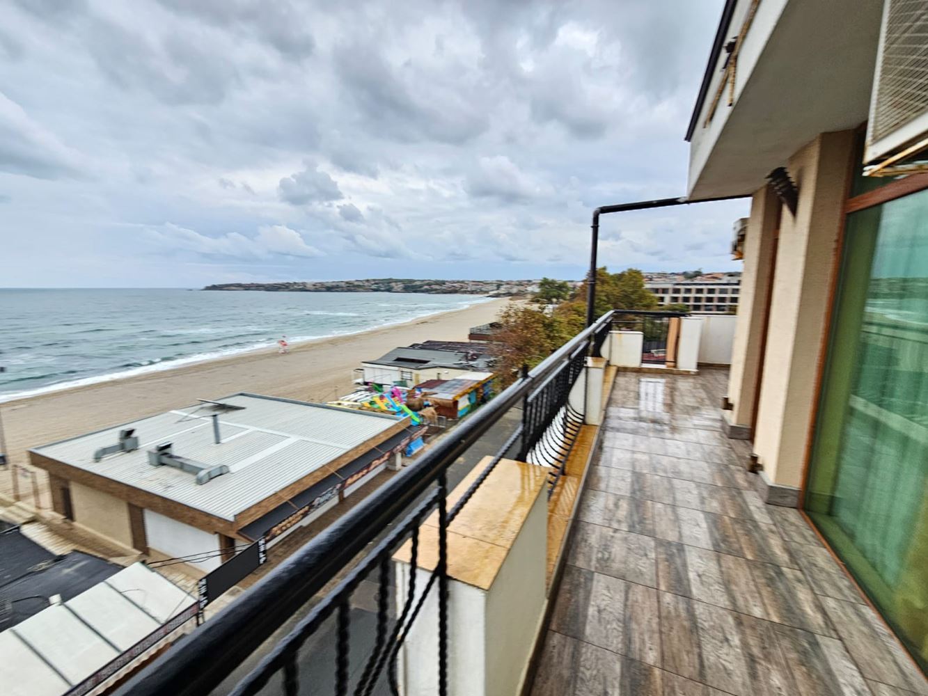 Geräumige Drei-Zimmer-Wohnung in erster Meereslinie in Sozopol mit einzigartiger Panoramaterrasse