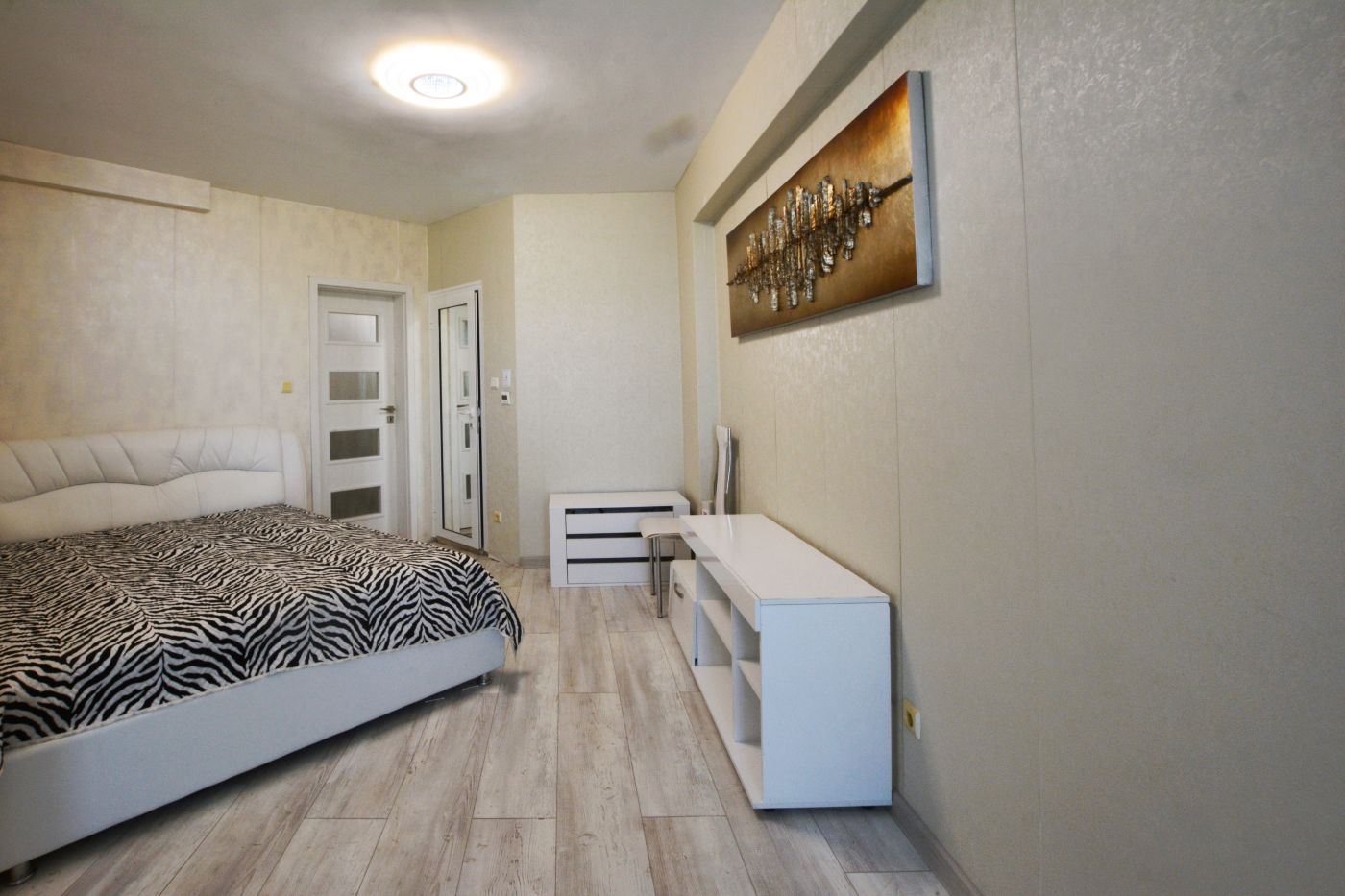 Luxuriöse Drei-Zimmer-Wohnung mit Meerblick in erster Reihe in Ravda – 114 m², zwei Terrassen und maximaler Komfort