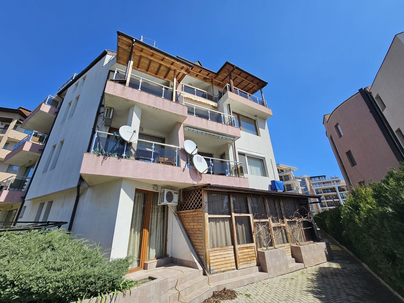 Einzimmerwohnung mit Meerblick in Sveti Vlas – Prestige, Komfort und Lage 100 m vom Strand entfernt. Mit Parkplatz in der Anlage