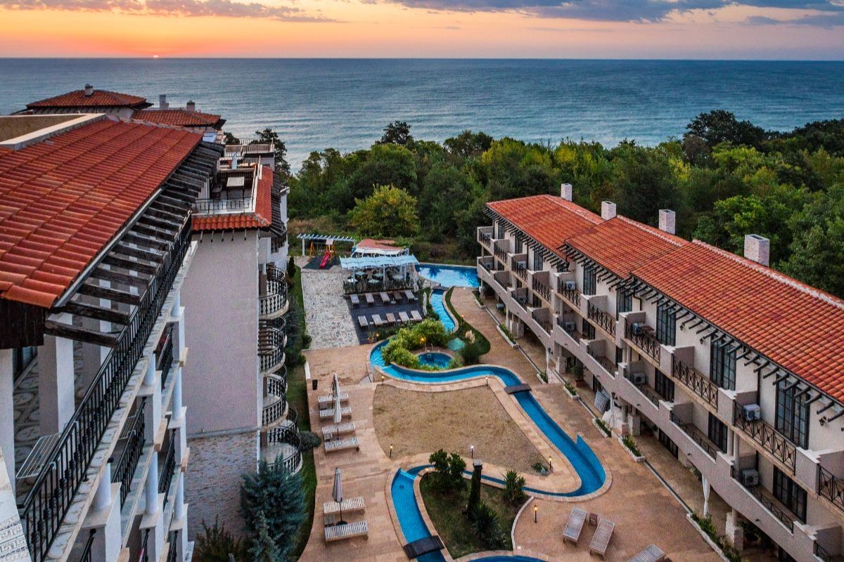 Einzigartige Drei-Zimmer-Wohnung mit Panoramablick auf das Meer und den Pool in erster Meereslinie in Obzor