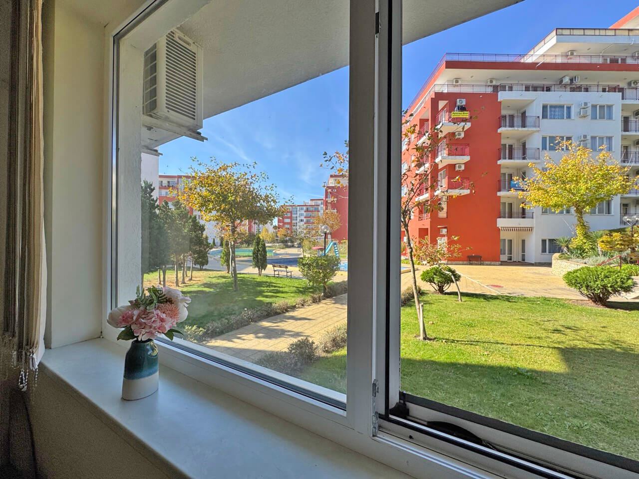 Charmantes Studio in erster Meereslinie in Sveti Vlas – eine beeindruckende Anlage mit zahlreichen Swimmingpools und weiteren Annehmlichkeiten