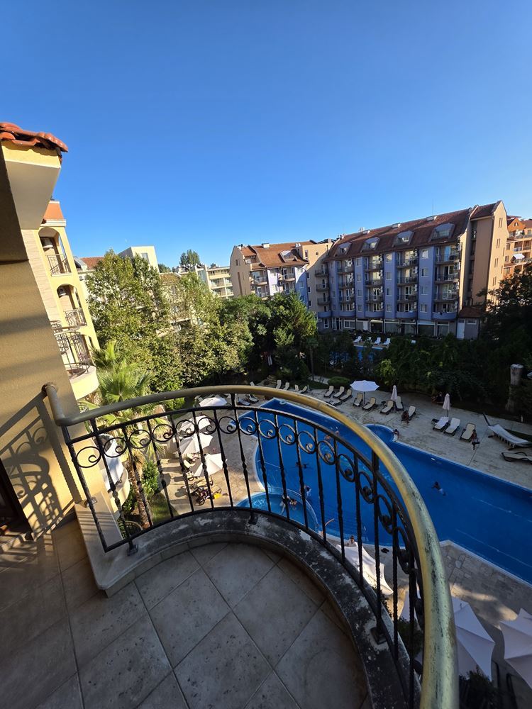 Herrliche Wohnung mit einem Schlafzimmer in einer Anlage in Sonnenstrand – Blick auf den Pool; Stil und Komfort