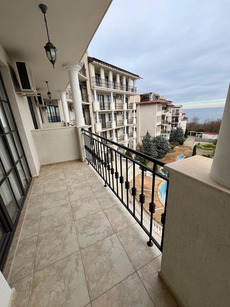 Luxuriöse Drei-Zimmer-Wohnung mit Panoramablick auf das Meer und den Pool – erste Meereslinie in Obzor!