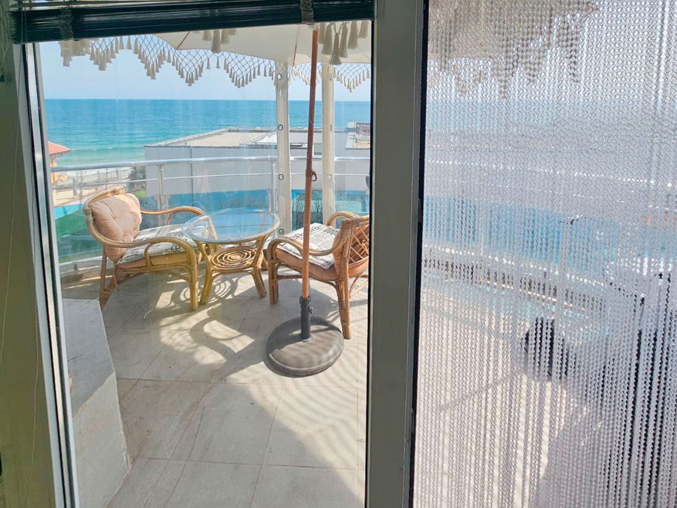 Luxuriöse Drei-Zimmer-Wohnung mit Meerblick in erster Linie in Ravda – 114 m², zwei Terrassen und maximaler Komfort