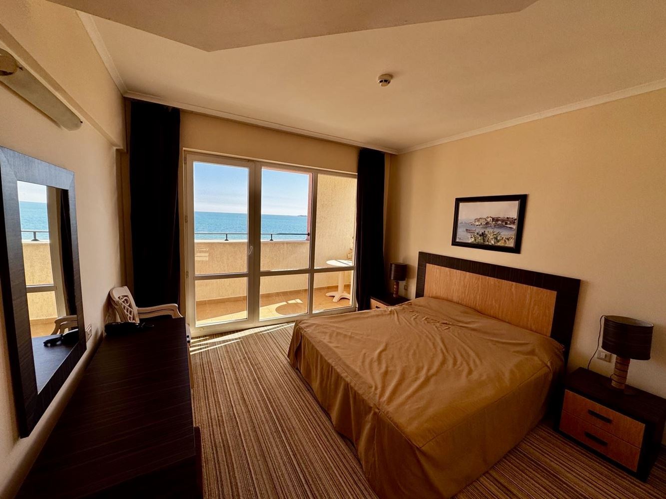Geräumige 2-Zimmer-Wohnung mit großer Terrasse und Panoramablick auf das Meer