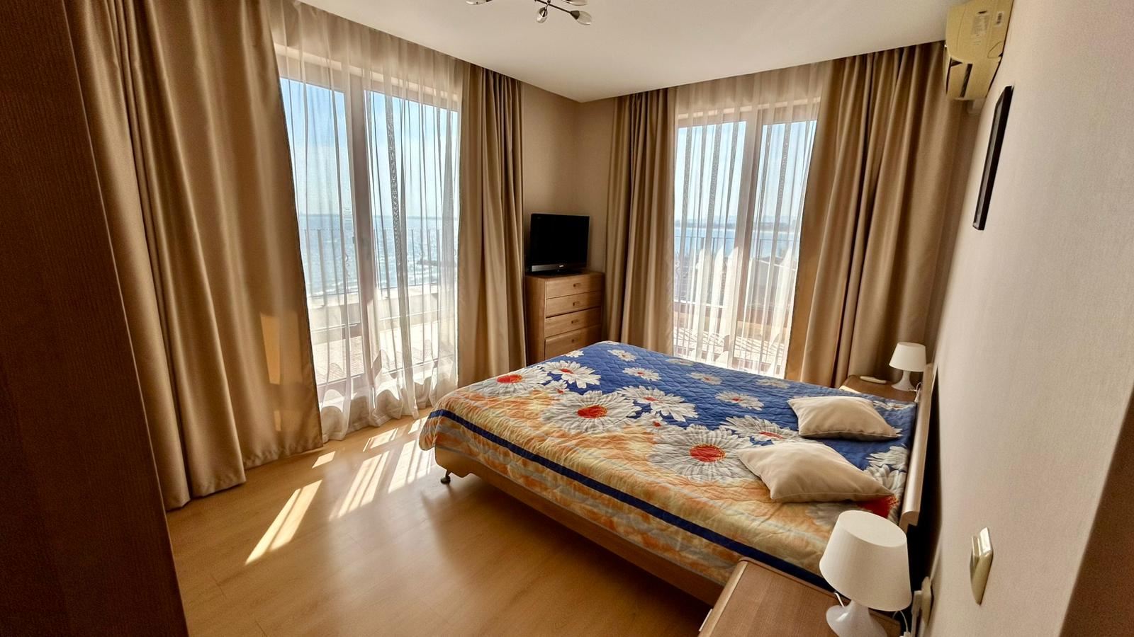 Sveti Vlas – Drei-Zimmer-Wohnung mit direktem Panoramablick auf das Meer in einer Anlage in erster Linie