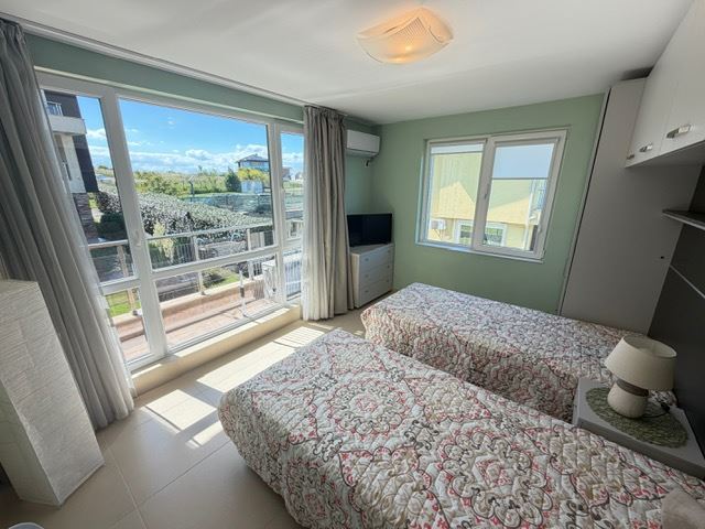 Geräumiges Appartment mit zwei Schlafzimmern in erster Meereslinie mit frontalem Panoramablick auf das Meer