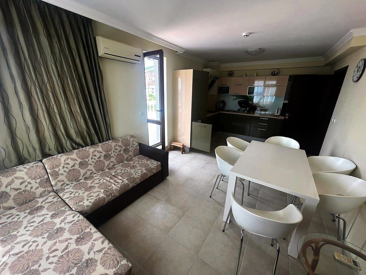 Geräumige Vier-Zimmer-Wohnung mit einzigartigem Panoramablick über die gesamte Bucht in Sveti Vlas