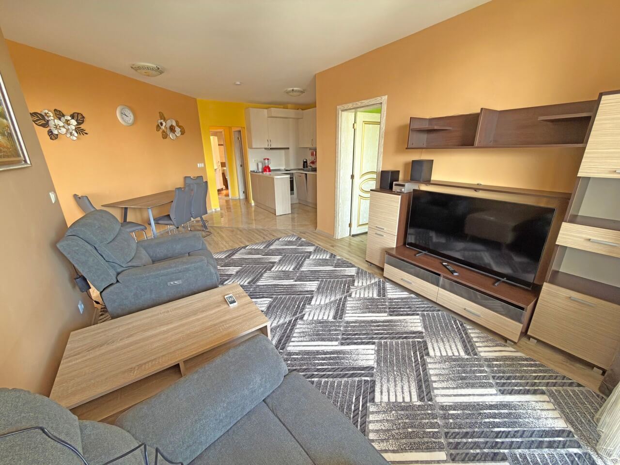 Drei-Zimmer-Wohnung mit Meerblick, 200 Meter vom Strand entfernt in Pomorie