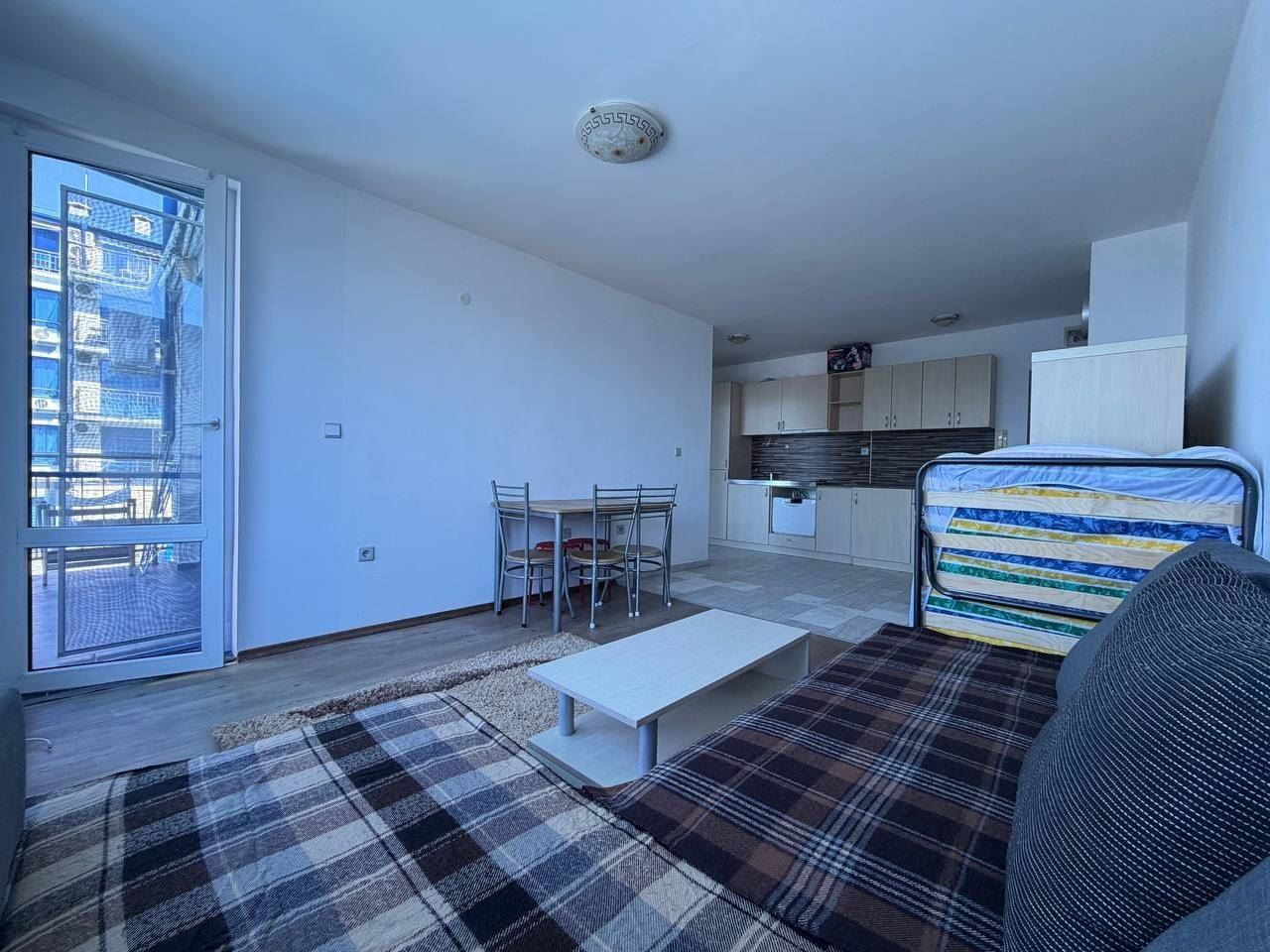 Wohnung mit einem Schlafzimmer in erster Meereslinie in Pomorie – Panoramablick auf das Meer und den Pool