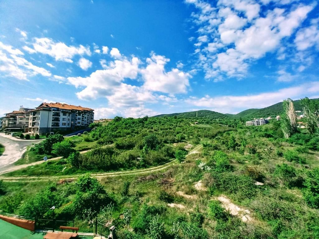 Geräumige 3-Zimmer-Wohnung mit traumhaftem Panoramablick auf das Meer in Sveti Vlas – Komfort, Ruhe und hervorragende Lage