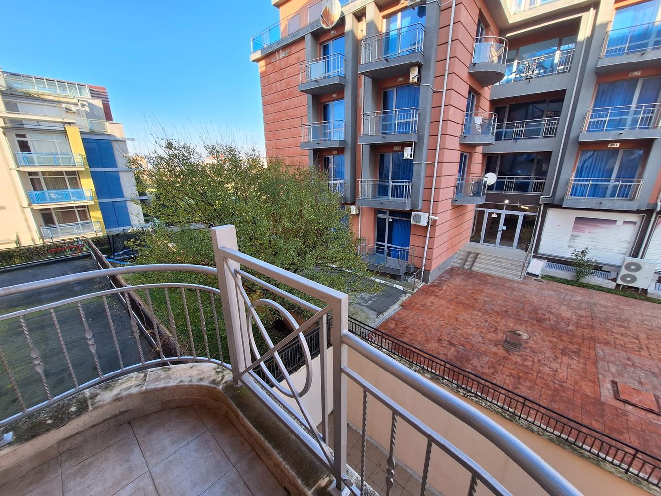 Ein-Zimmer-Wohnung mit Panoramablick auf den Pool – Sonnenstrand, nur 300 m vom Meer entfernt