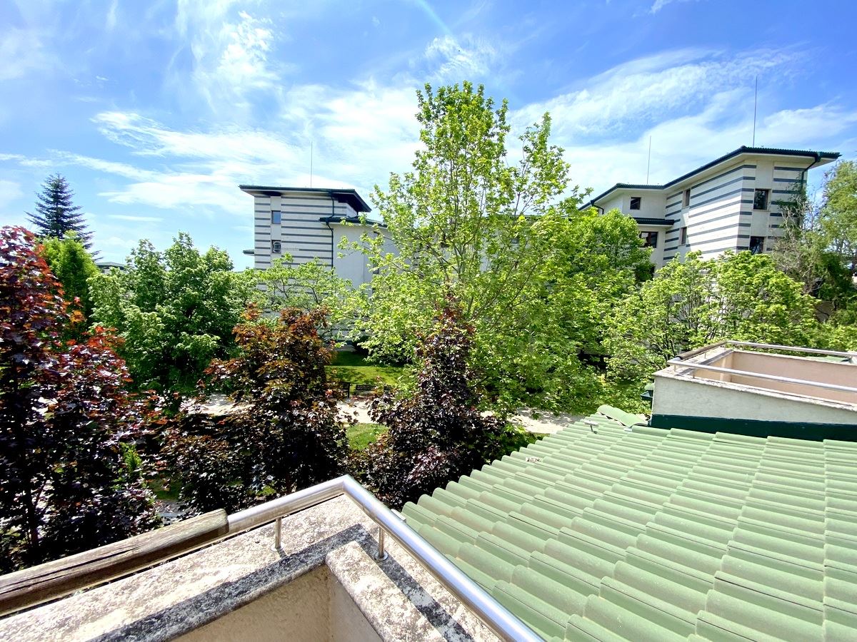 Zwei-Zimmer-Wohnung (mit einem Schlafzimmer) in erster Meereslinie in Ravda – Luxus, Natur und beeindruckender Poolblick