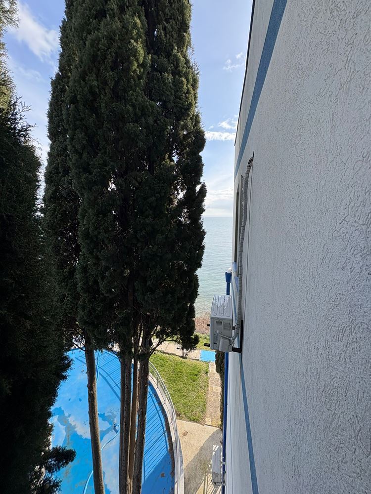 Geräumige Zwei-Zimmer-Wohnung an der ersten Meereslinie in Pomorie