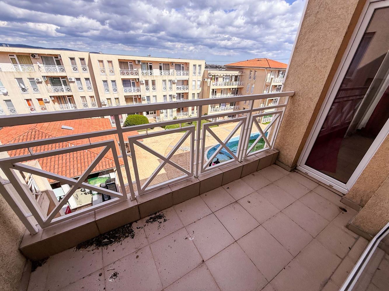 3-Zimmer-Wohnung mit Poolblick in einem gepflegten Komplex nahe Sonnenstrand