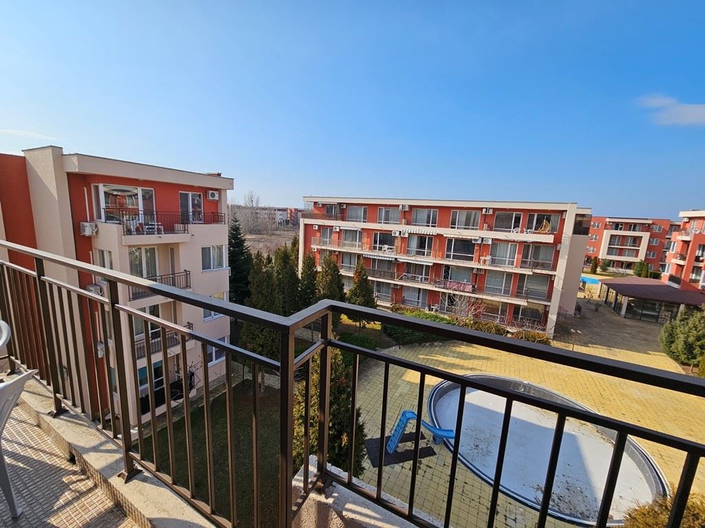 Vollständig eingerichtetes Ein-Zimmer-Apartment im obersten Stock in Sunny Beach – Poolblick und luxuriöse Atmosphäre