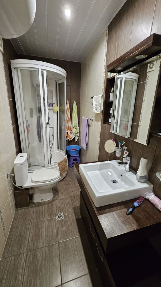 Drei-Zimmer-Wohnung in erster Meereslinie in Kiten mit Panoramablick auf das Meer und beeindruckenden Terrassen