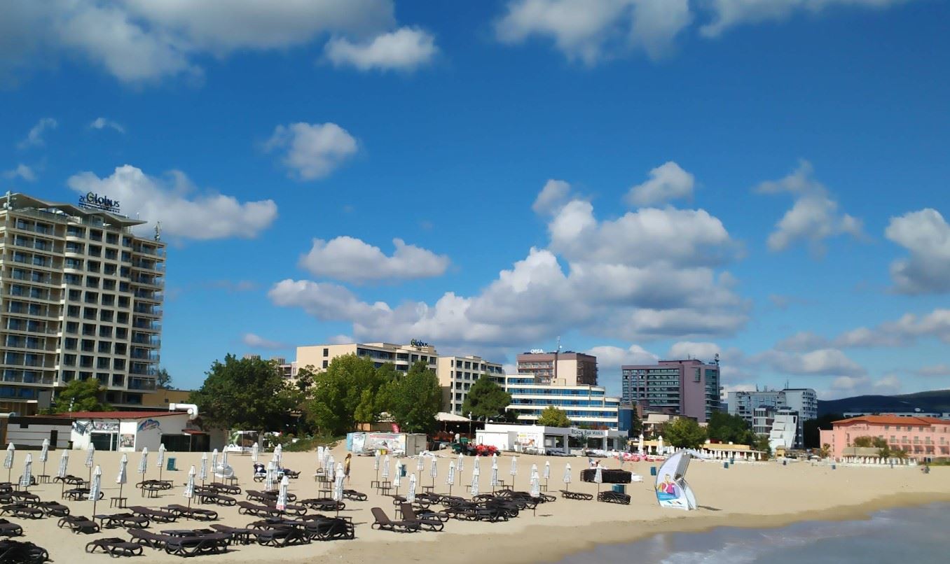 Exklusives Angebot in erster Linie in Sunny Beach – Raum, Luxus und hervorragende Investition mit Meerblick