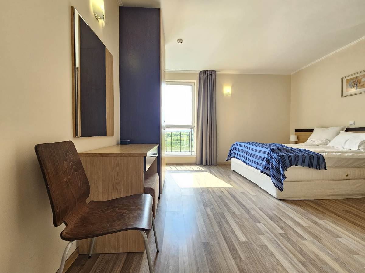 Luxuriöse Drei-Zimmer-Wohnung mit drei Schlafzimmern in erster Meereslinie in Obzor – Panoramablick auf Meer und Berge