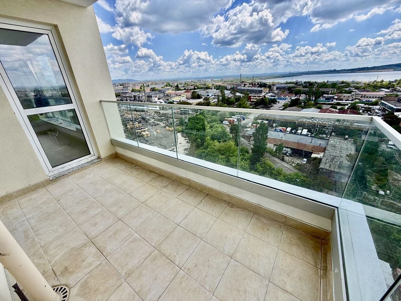 Moderne Wohnung mit zwei Schlafzimmern und Seeblick in Burgas. Mit Stellplatz!