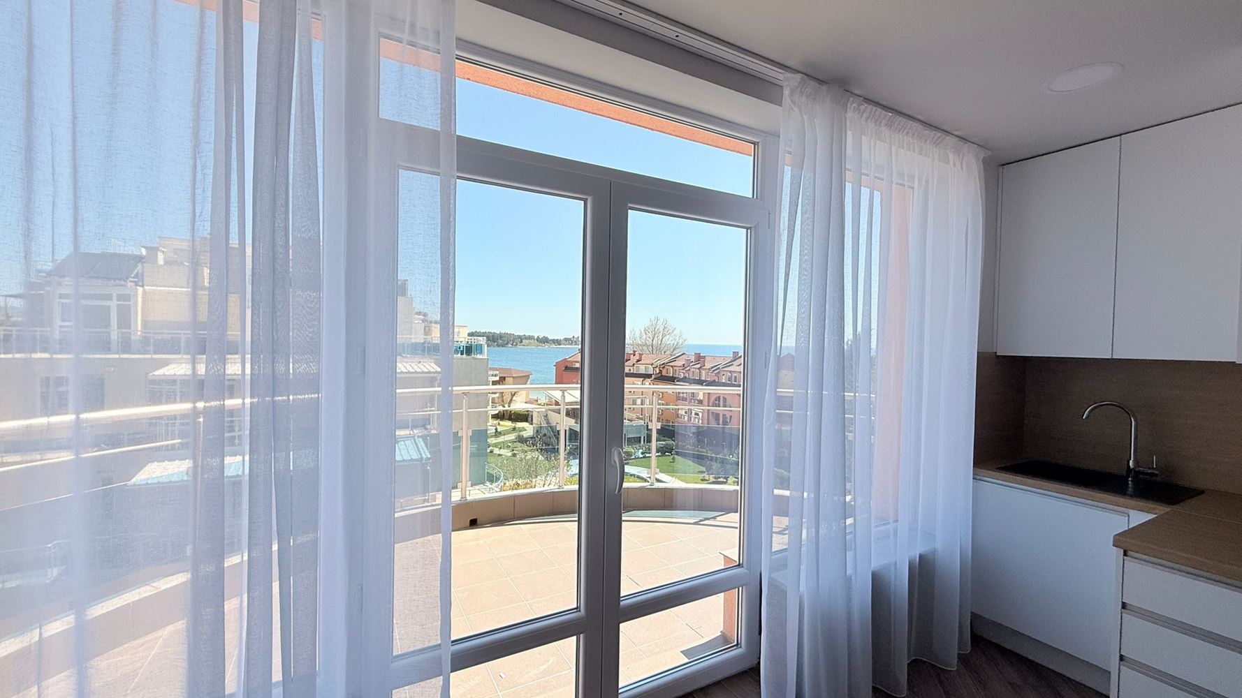 Luxuriöse Wohnung mit drei Schlafzimmern in erster Meereslinie in Ravda – Raum, Prestige und beeindruckendes Meerespanorama