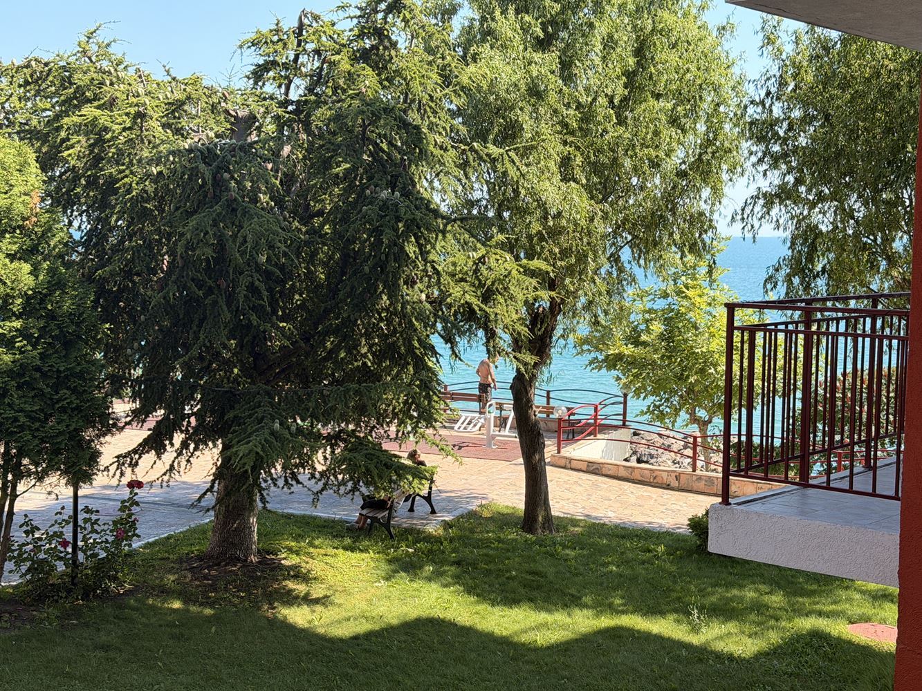 Absolute erste Meereslinie in Sveti Vlas! Geräumige Zweizimmerwohnung mit wunderschönem Meerblick