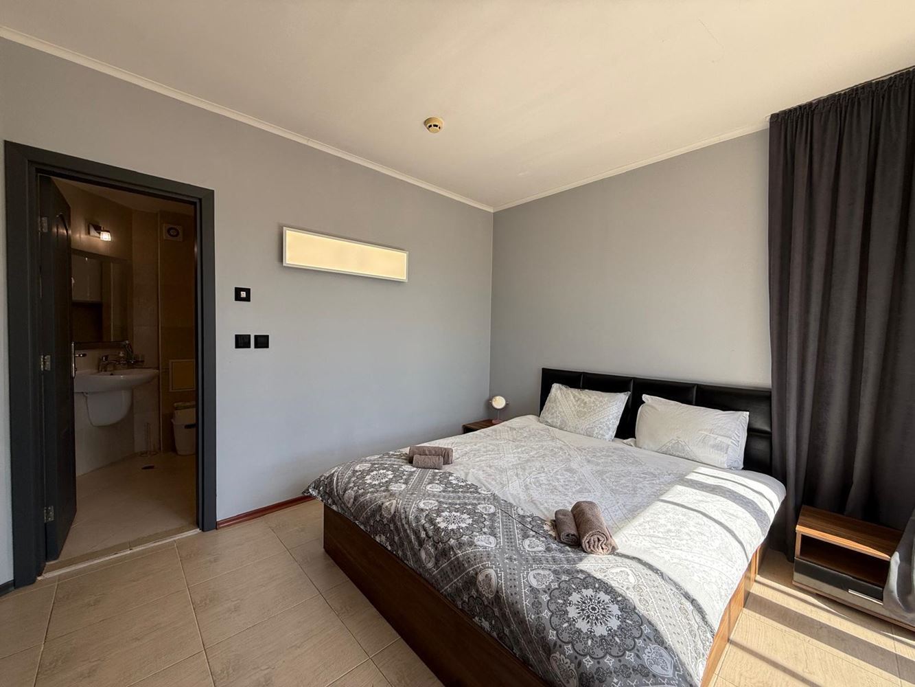 Geräumige 3-Zimmer-Wohnung mit zwei Schlafzimmern und schönem Ausblick in einer ruhigen Anlage nahe Sonnenstrand