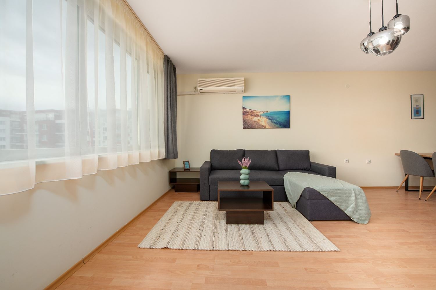 Stilvolles Zwei-Schlafzimmer-Apartment in erster Meereslinie mit direktem Meerblick in Sveti Vlas – Raum, Luxus und vollständige Annehmlichkeiten
