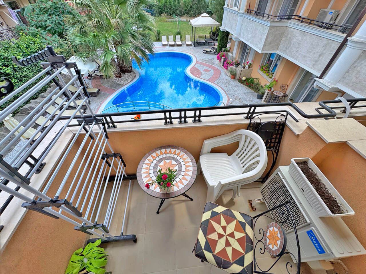 Luxuriöse Zweizimmerwohnung mit Poolblick in einer prestigeträchtigen Anlage in Sonnenstrand