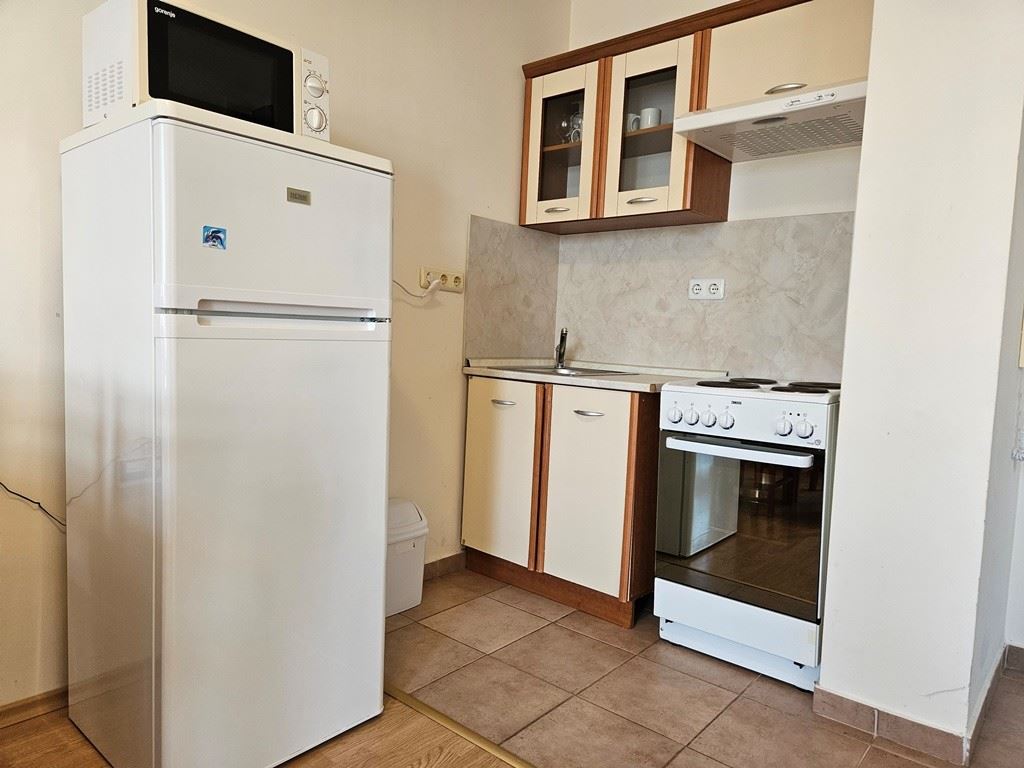 Vollständig eingerichtetes Ein-Zimmer-Apartment im obersten Stock in Sunny Beach – Poolblick und luxuriöse Atmosphäre