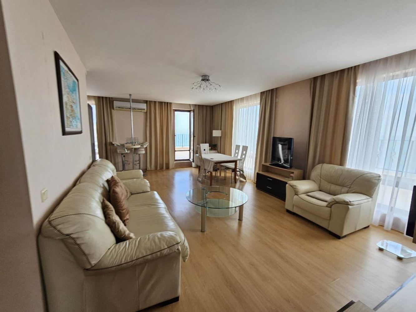 Sveti Vlas – Drei-Zimmer-Wohnung mit direktem Panoramablick auf das Meer in einer Anlage in erster Linie