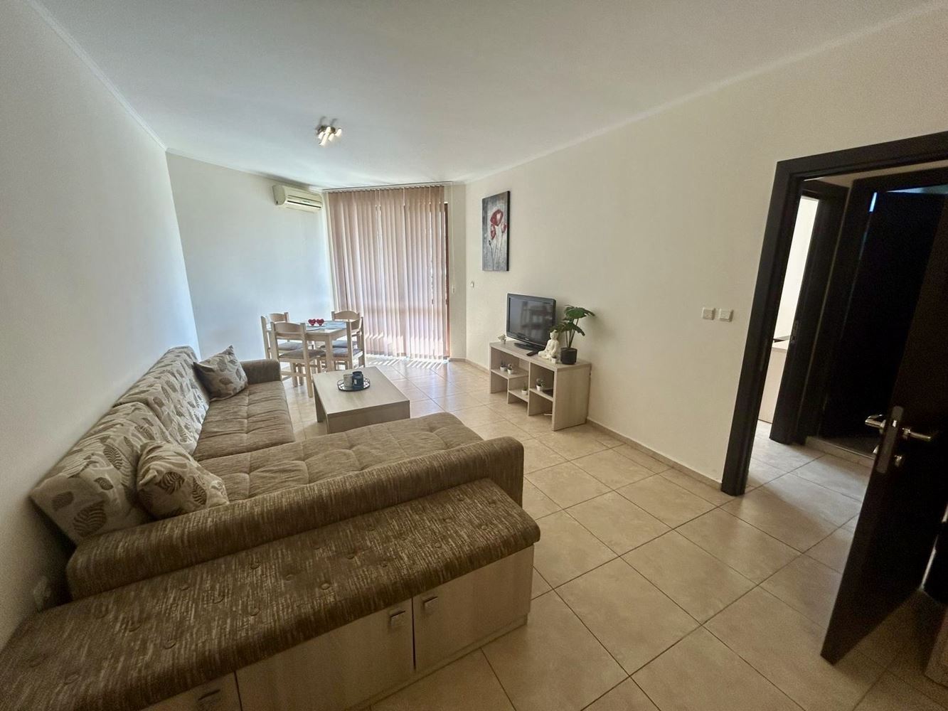 Geräumige Drei-Zimmer-Wohnung mit Poolblick und hervorragenden Annehmlichkeiten in Nessebar