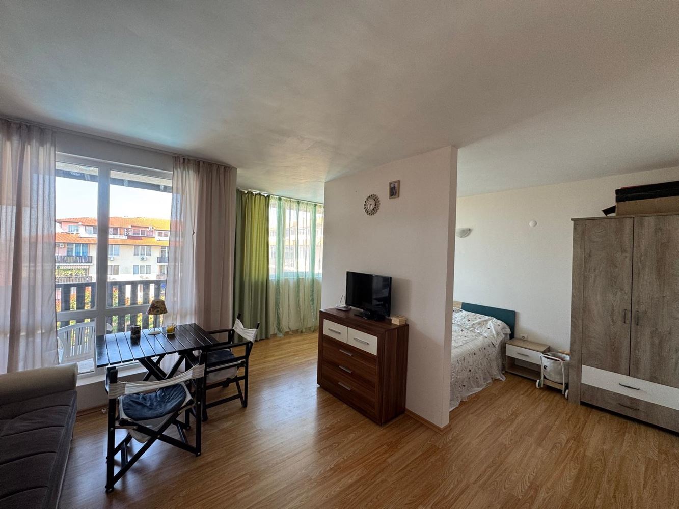 Geräumiges Studio mit Meerblick und separatem Schlafbereich in Aheloy