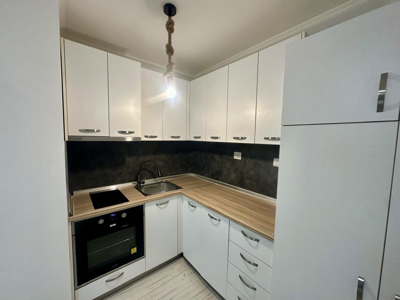 Geräumiges Erdgeschoss-Studio mit Terrasse und Möglichkeit zur Umwandlung in eine Ein-Zimmer-Wohnung – nur 300 m vom Meer