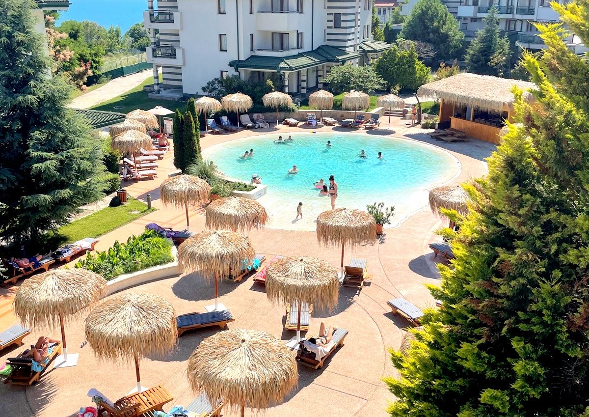 Zwei-Zimmer-Wohnung (mit einem Schlafzimmer) in erster Meereslinie in Ravda – Luxus, Natur und beeindruckender Poolblick