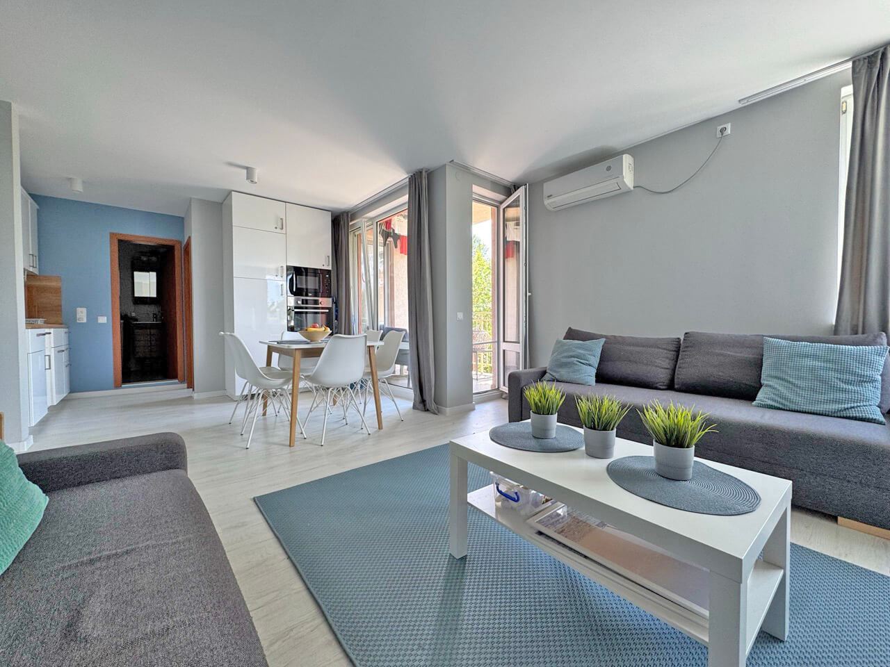 Stilvolle Zweizimmerwohnung mit einem Schlafzimmer in einer prestigeträchtigen Anlage in Sonnenstrand – komplett renoviert und bezugsfertig
