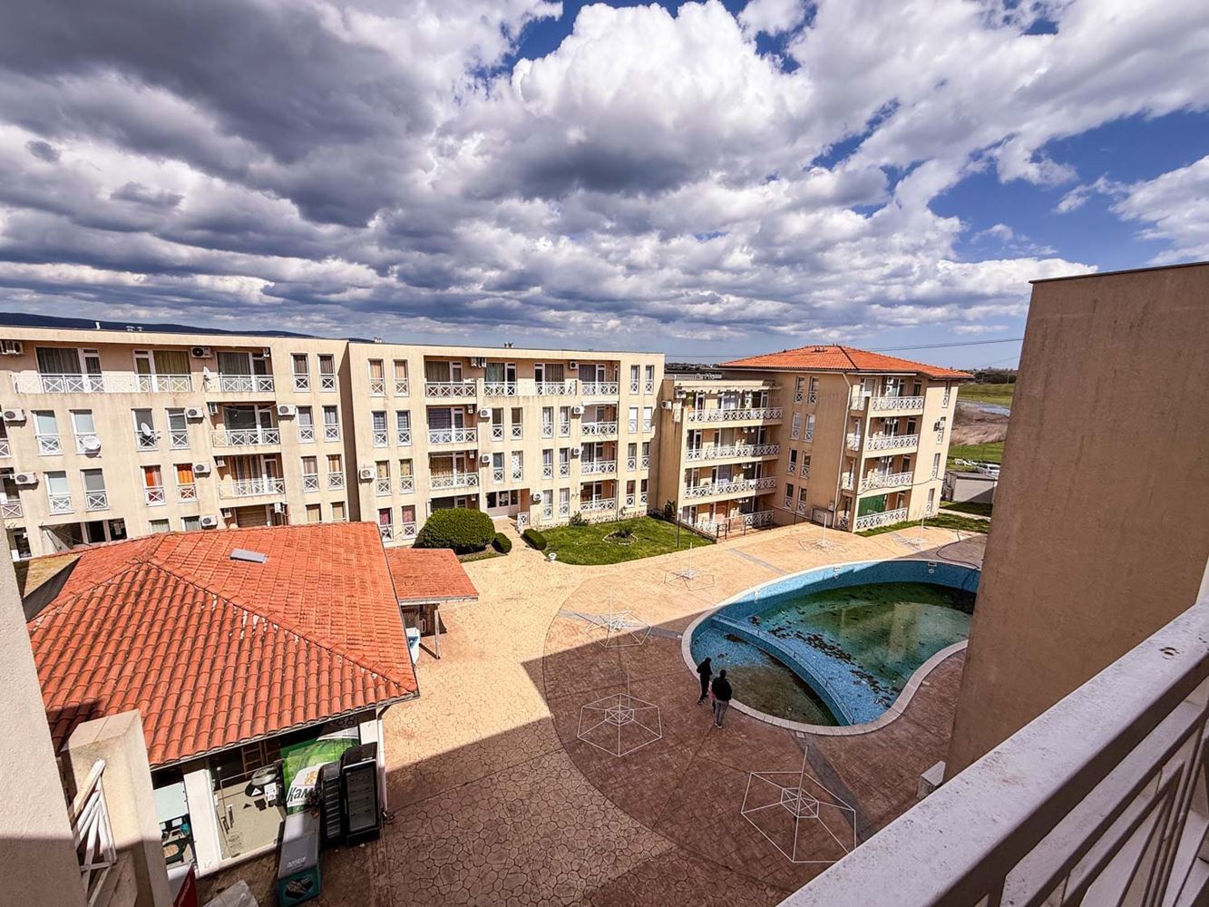 3-Zimmer-Wohnung mit Poolblick in einem gepflegten Komplex nahe Sonnenstrand