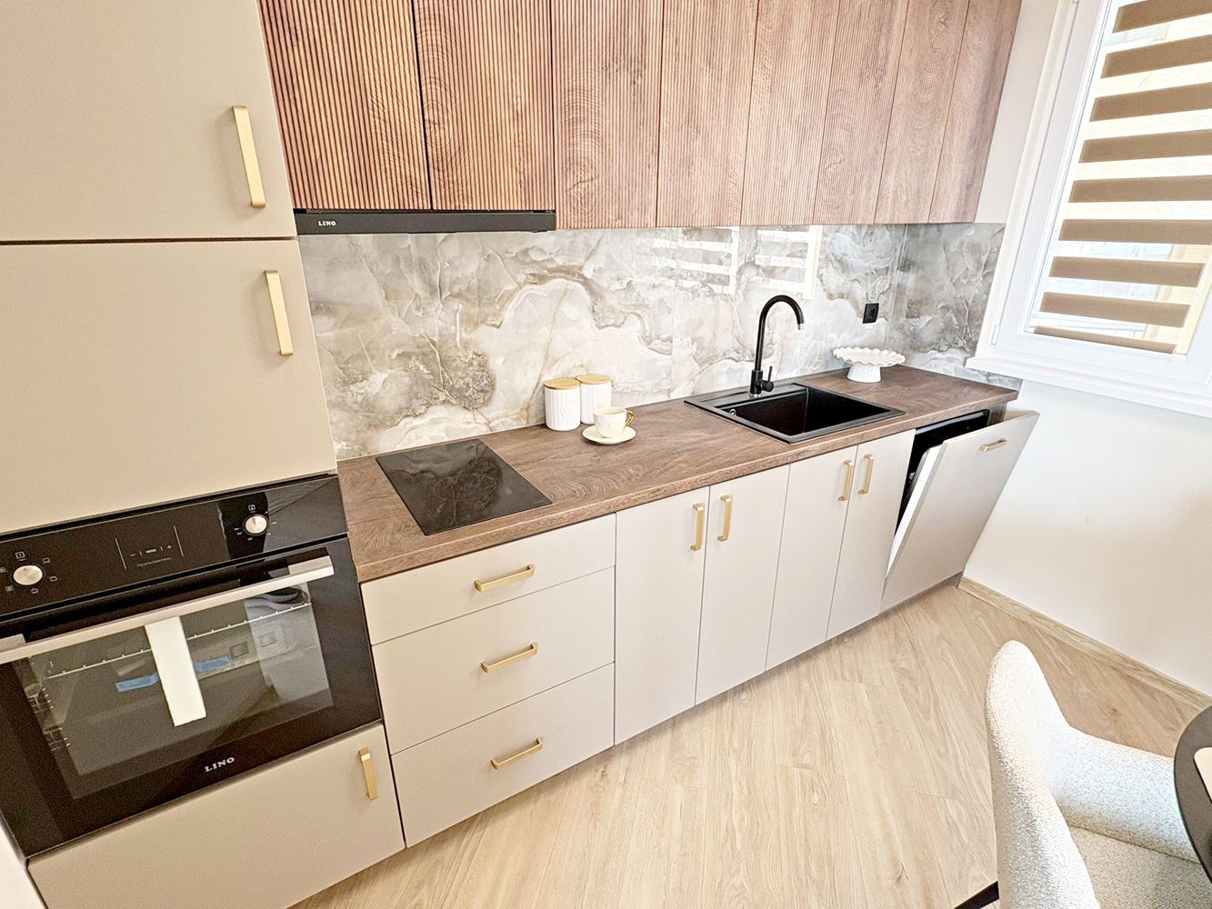 Zwei unabhängige Wohneinheiten mit Meerblick im Zentrum von Sveti Vlas – Designer-Interieur und eigener Parkplatz