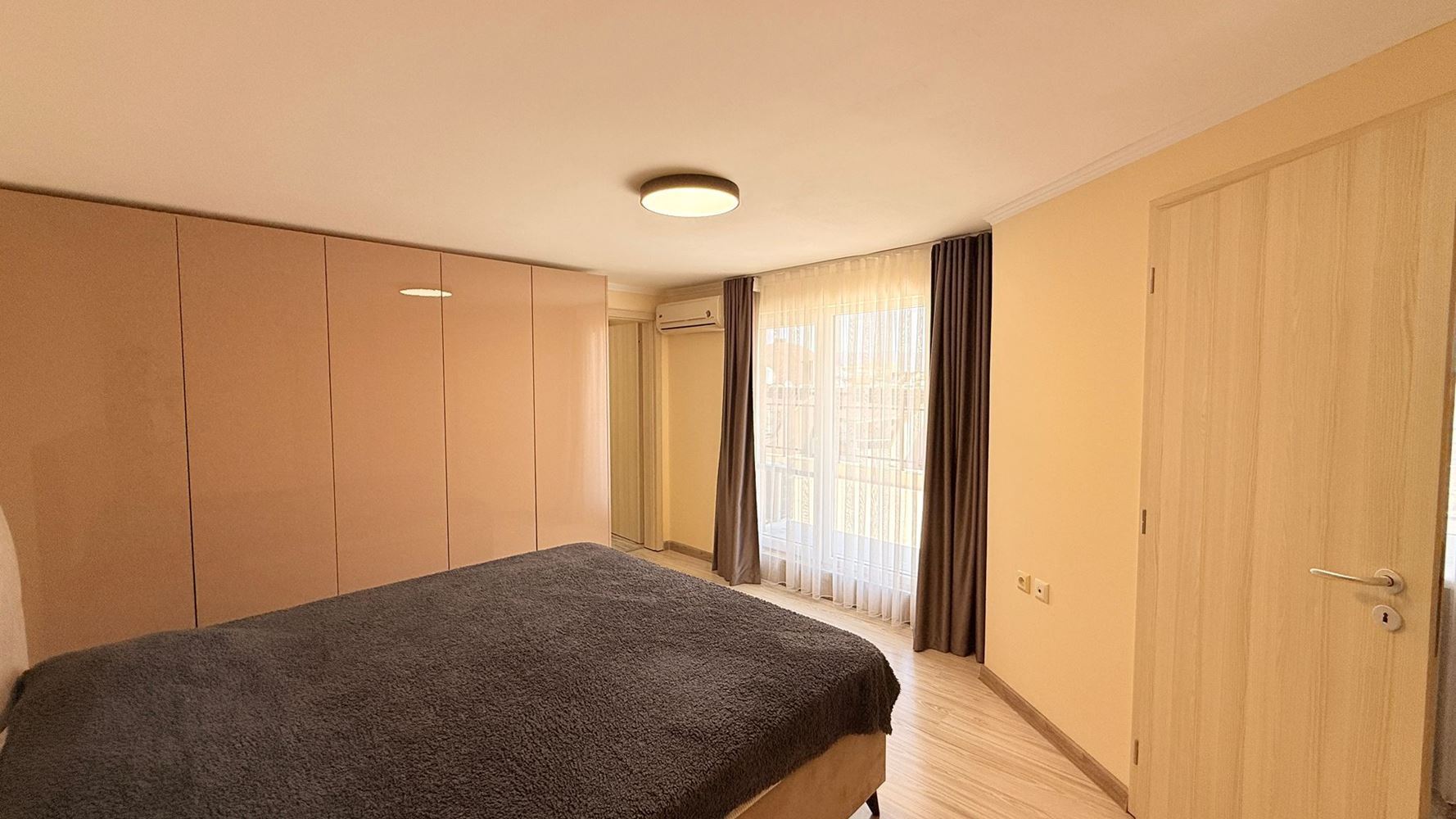 Luxuriöse Maisonette-Wohnung mit drei Schlafzimmern im Herzen von Sonnenstrand – Raum, Stil und Komfort auf zwei Ebenen