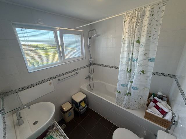 Geräumiges Appartment mit zwei Schlafzimmern in erster Meereslinie mit frontalem Panoramablick auf das Meer