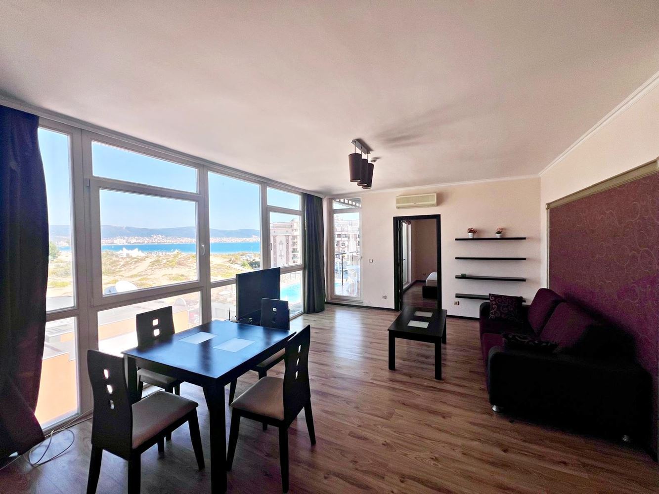 Zweizimmerwohnung mit Panoramablick auf das Meer in erster Meereslinie – geräumige Wohnung in Sonnenstrand