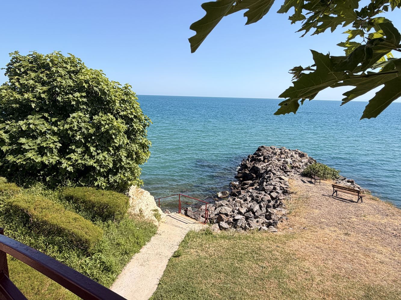 Absolute erste Meereslinie in Sveti Vlas! Geräumige Zweizimmerwohnung mit wunderschönem Meerblick