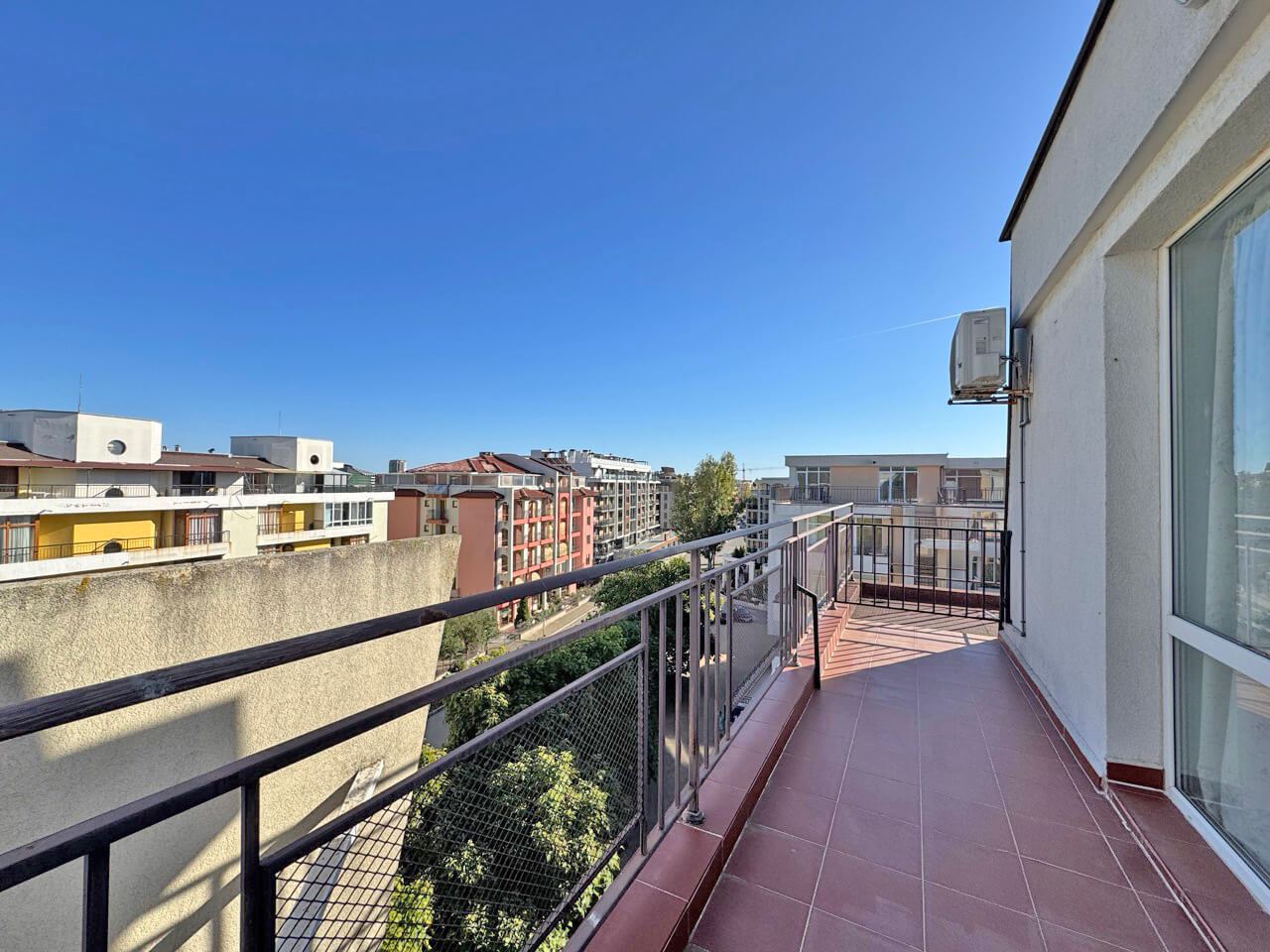Luxuriöse Maisonette mit drei Schlafzimmern in Sonnenstrand – Großzügigkeit, Stil und Komfort. Niedrige Instandhaltungsgebühr!