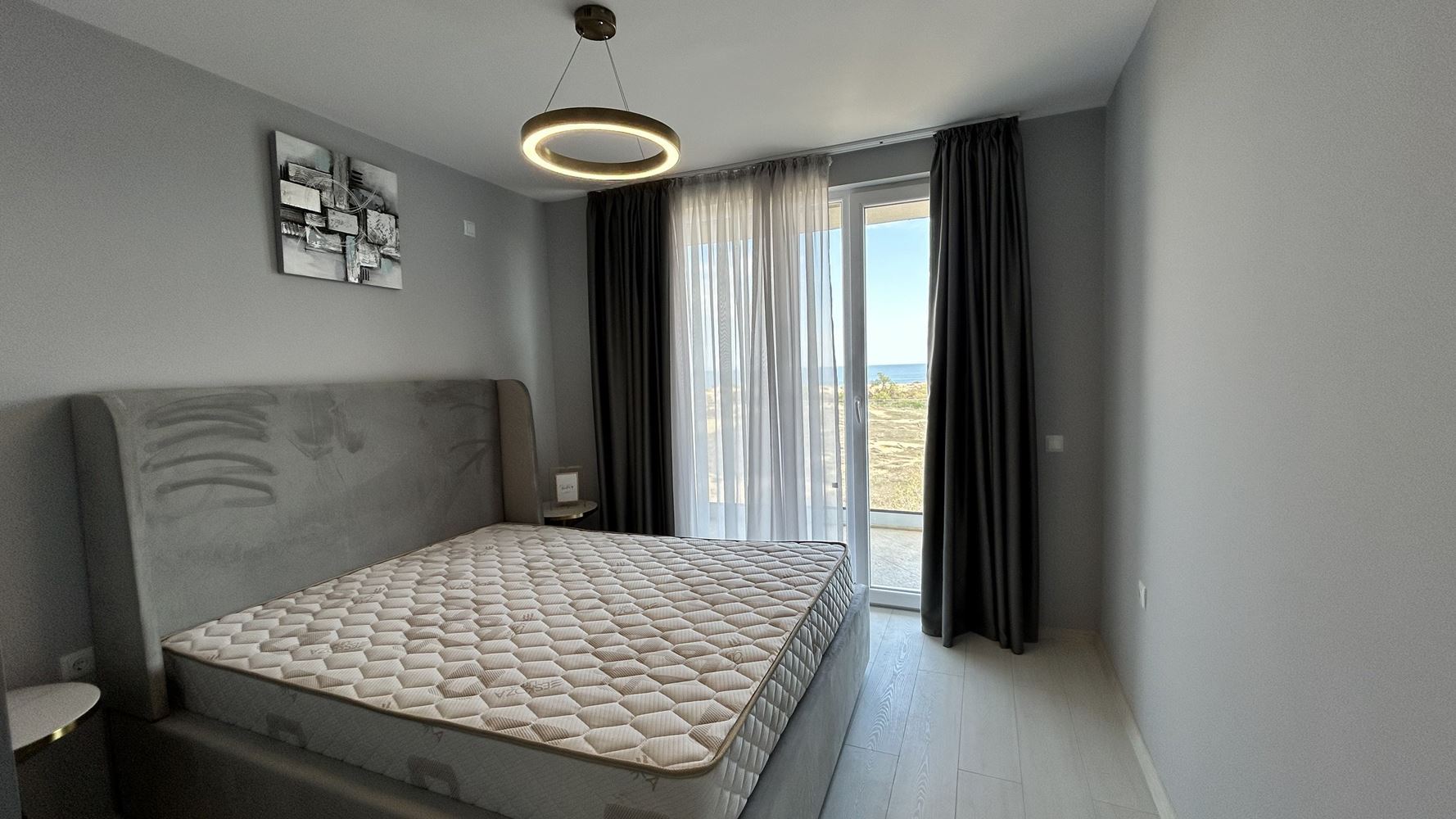Elegante 3-Zimmer-Wohnung mit Panoramablick auf das Meer in erster Meereslinie in Sonnenstrand