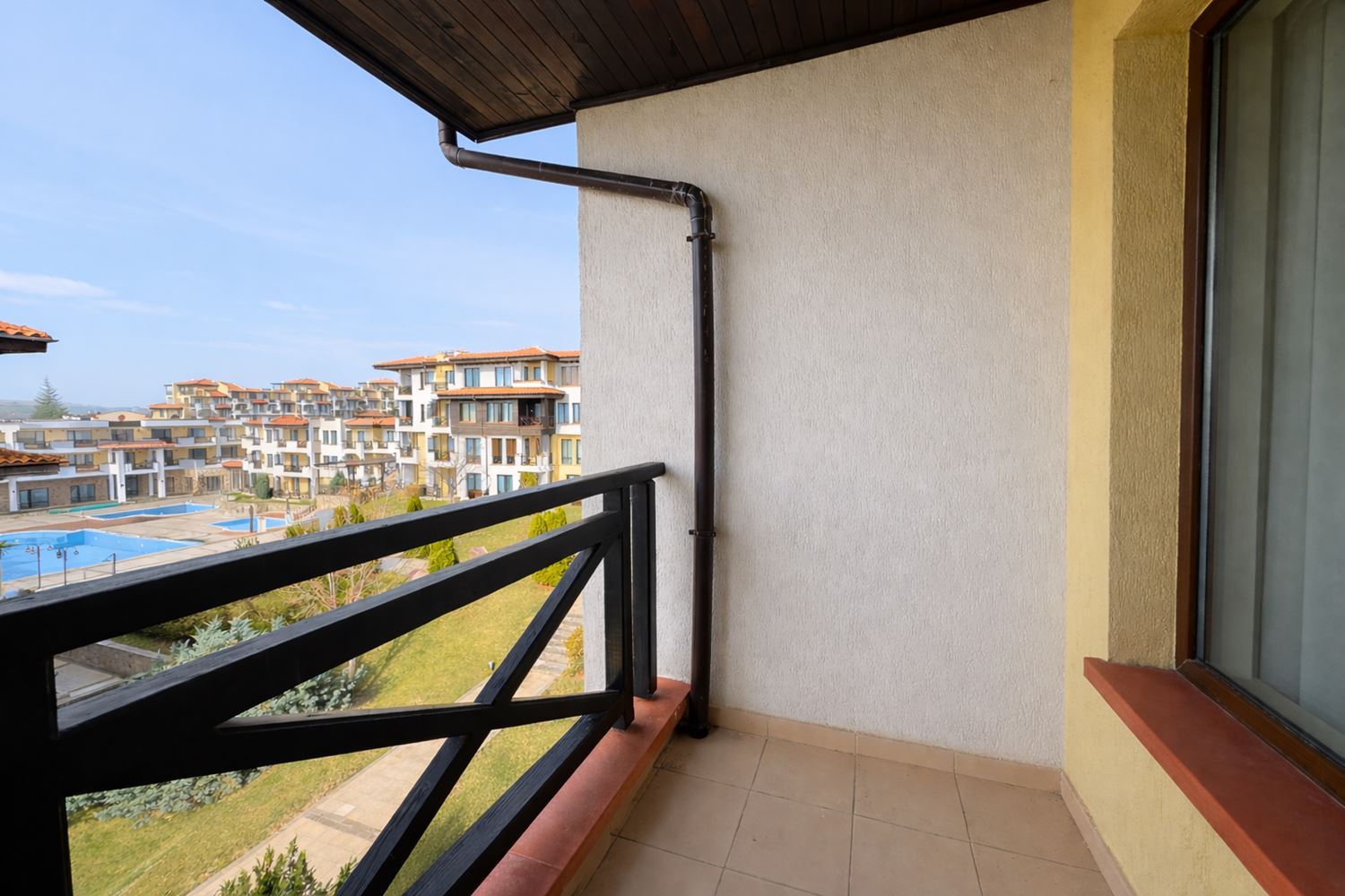 3-Zimmer-Wohnung mit Meerblick und Privatstrand in einer prestigeträchtigen Anlage in Tschernomorez