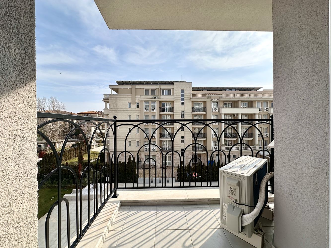 Gemütliche Ein-Zimmer-Wohnung mit Pool- und Grünblick in Sonnenstrand – bezugsfertig